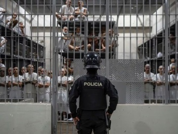 В Венесуэле начали выпускать из тюрем политза...