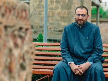 Արշակ սրբազանի կալանքի ժամկետը երկարացնելու վ...