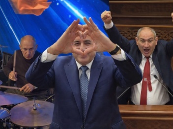 Երիտասարդները տանել չեն կարողանում նրա փնթի,...