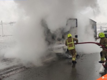 Աշտարակ քաղաքի մեծ կամրջի վրա բեռնատար է այրվ...