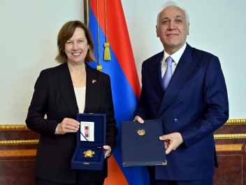 ՀՀ նախագահը պարգևատրել է Քրիստինա Քվինին Բարե...