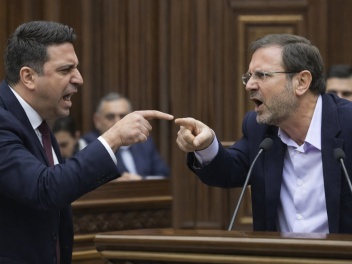 Լեզվակռիվ Ալեն Սիմոնյանի եւ Գեղամ Մանուկյանի...