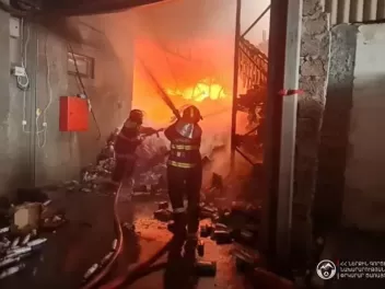 Երևանում անձեռոցիկի արտադրամասի պահեստում բռն...