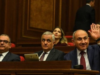 Յուրայիններին ու հնազանդներին կաշառելու են․ «Հրապարակ»