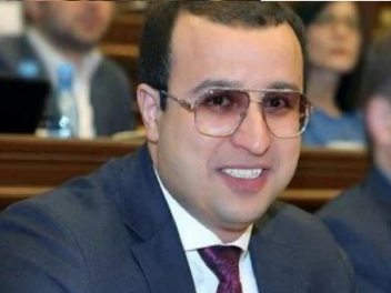 Վախի մթնոլորտում է պահում ողջ կուսակցությանը....