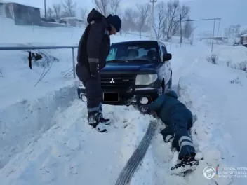 Փրկարարներն օգնություն են ցուցաբերել ձյան մեջ...