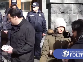 Արթուր Չախոյանը մի տուփ հավկիթ փոխանցեց գլխավ...