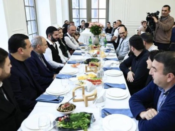 Փաշինյանի հետ ուղիղ շփման հնարավորություն են ունեցել մի քանի ընտրյալ․ «Հրապարակ»