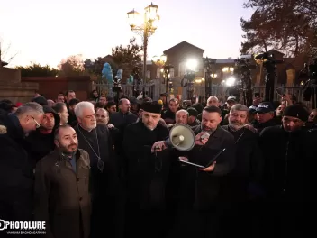 Տիրադավ եպիսկոպոսների «տանն ընկած կռիվը» գնալով լրջանում. «Իրավունք»