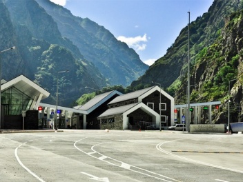 Լարսը բաց է