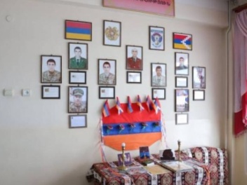 Զինանշանն ու դրոշը՝ կից գրությամբ․ «Հրապարակ»