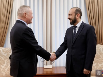 Արարատ Միրզոյանը և Մայքլ Օ՚Ֆլահերթը մտքեր են...