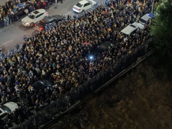 Դատարանի բակից Սամվել Կարապետյանի 3 աջակից է...