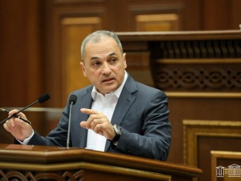 Վահե Հակոբյանը դատի է տվել «Քաղաքացիական պայմ...