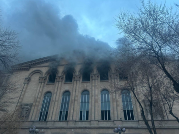 «Կանազի» շենքի ճակատային հատվածը հրդեհի հետևա...