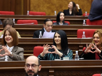 ԱԺ կին պատգամավորներն ու աշխատակիցները Մարտի 8-ի առթիվ պարգևատրվել են 70 հազար դրամով