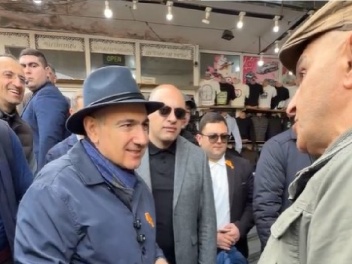 Փաշինյանի «ախրաննիկները» մեքենաներով տատիկներ...