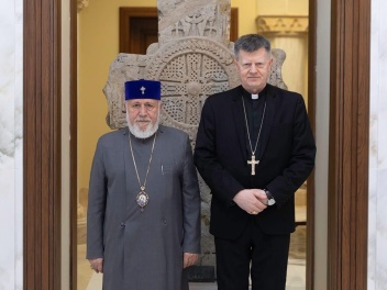 Վեհափառը Սուրբ Աթոռի առաքելական նվիրակի հետ ք...