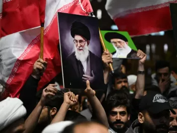 В Тегеране жители вышли на митинг с портретами Хаменеи
