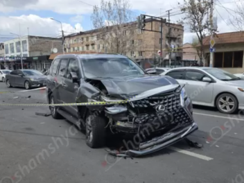 Երևանում բախվել են «Lexus»-ը և «Hongqi»-ն