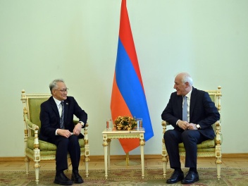 Խաչատուրյանին իր հավատարմագրերն է հանձնել Հայ...