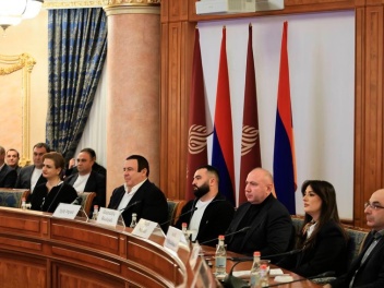 Մենք կանգնած ենք ժողովրդական, մարդկային դեմքո...