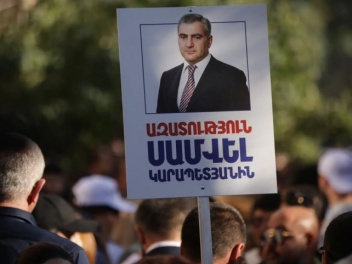 Սամվել Կարապետյանի բազմաթիվ աջակիցներ դատարան...