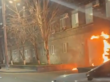 ԱԱԾ շենքը հրկիզել փորձող տղամարդը կալանավորվել է