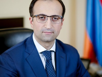 Գիշերվա նախարար․ ինչու է Արսեն Թորոսյանը մնու...