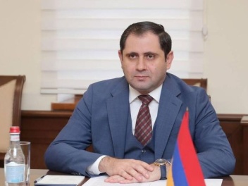 Պատմաբան, ֆինանսիստ եւ ոստիկան․ «Հրապարակ»