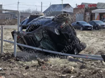 «Opel»-ը Եղվարդում կոտրել է փայտե էլեկտրասյու...