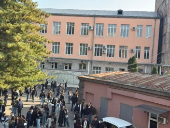 Էջմիածնի դպրոցում երկաթյա ձողով աշակերտի են ծ...