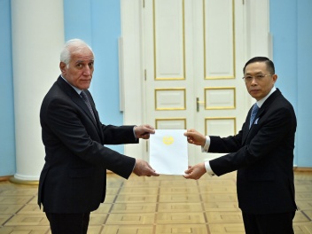 Վահագն Խաչատուրյանին իր հավատարմագրերն է հանձ...