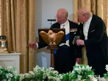 CNN: Карл III вручил Трампу колокол с подводн...