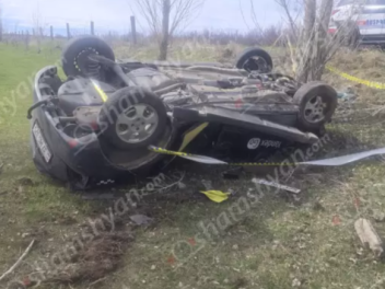 Արագածոտնում «Opel»-ը բախվել է հողաթմբերին և ծառին