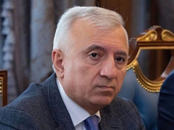 Ադրբեջանական պրիմիտիվ, բայց կացնային աշխատող...