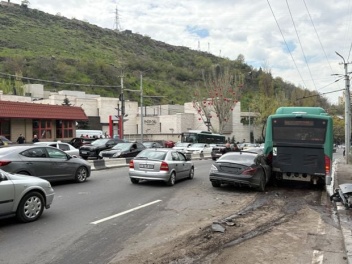 Մյասնիկյան պողոտայում «Մերսեդեսը» մխրճվել է թ...