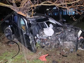 15-ամյա աղջիկը BMW-ով բախվել է հաստաբուն ծառի...