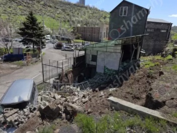 Մյասնիկյան պողոտայում ճանապարհին կառուցված հե...