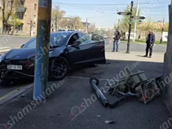 «Tesla»-ն Էրեբունի-Աթոյան խաչմերուկում կոտրել է երթևեկությունը կարգավորող լուսակիրը