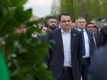 «Ուժեղ Հայաստան» կուսակցության անդամները հարգանքի տուրք են մատուցել Հայոց Ցեղասպանության զոհերի հիշատակին