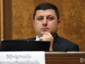 Տիգրան Աբրահամյանը հանդիպել է «Սրբազան պայքարի» առաջնորդ Բագրատ Սրբազանին