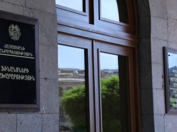 1.4 մլն դրամի ծաղկամաններ, 2.4 մլն դրամի վարագույրներ պետբյուջեի հաշվին. «Ժողովուրդ»