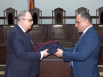 Դատավորի կարգավիճակով Բարձր դատարան վերադառնա...