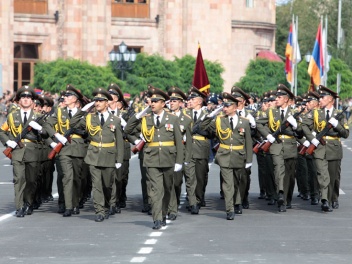 Խաղաղության մասին խոսող իշխանությունը՝ զորահանդեսի է պատրաստվում. «Ժողովուրդ»