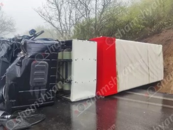 Տավուշում «Shacman» բեռնատարը բախվել է հողաթմ...