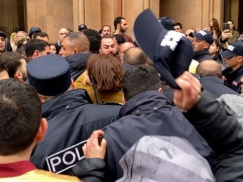 Նիկոլ Փաշինյանի եւ 18-ամյա Դավիթ Մինասյանի մի...