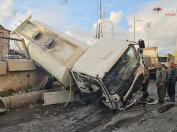 Երևանում «Howo» բեռնատարը կոտրել է կամրջի երկ...