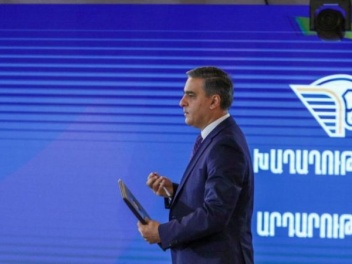 Արման Թաթոյանը կանանց հետ է բանակցում ․ «Հրապ...