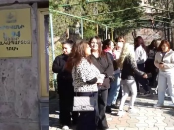 Թիվ 94 մանկապարտեզի ծնողները բողոքի ակցիա են...